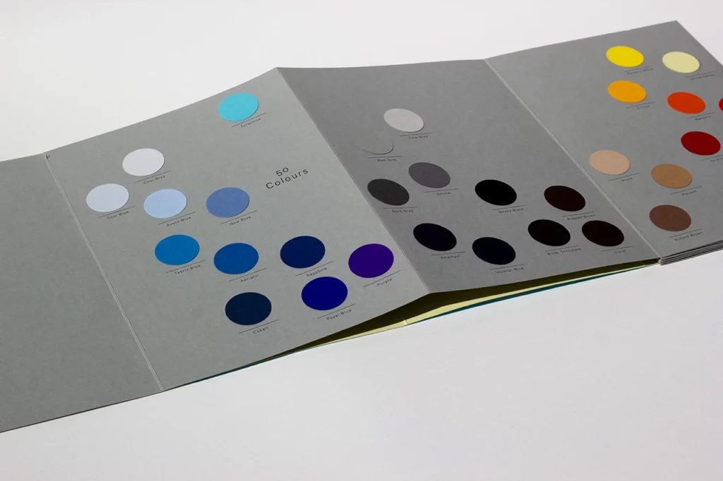 Nuancier de papier de création de la gamme Colorplan de chez GF Smith, palette de 50 références