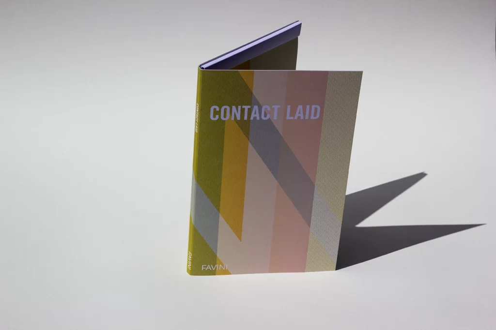 Nuancier de papier de création de la gamme Contact Laid de chez Favini