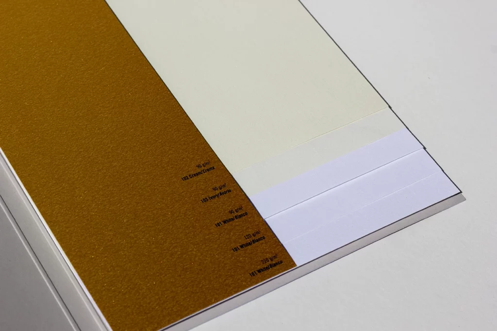 Nuancier de papier de création de la gamme Contact Laid de chez Favini, papiers vergés aux nuances élégantes de blanc et d’ivoire