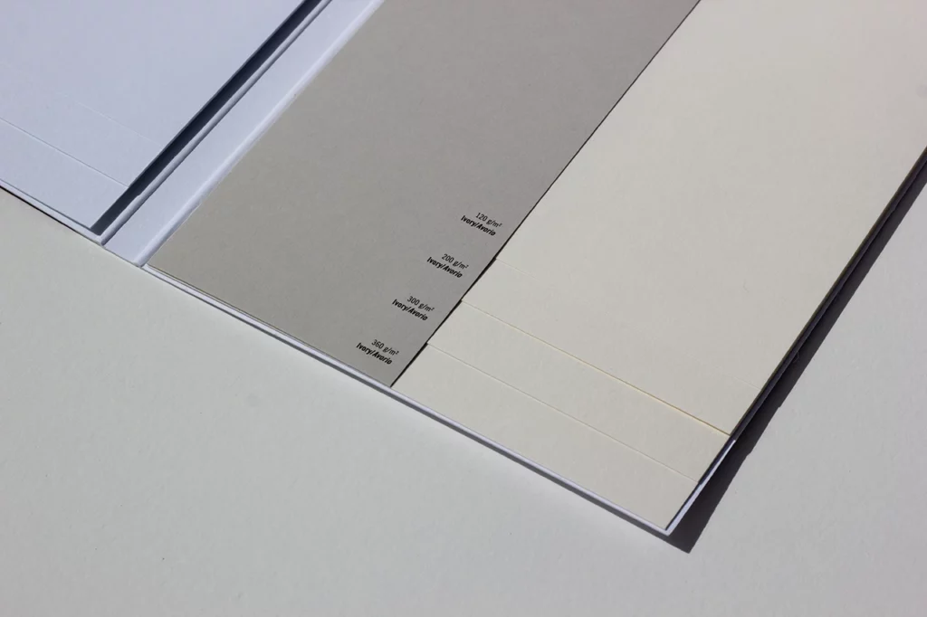 Nuancier de papier de création de la gamme Contact Pack de chez Favini, papiers et cartons fabriqués à partir de pâte vierge