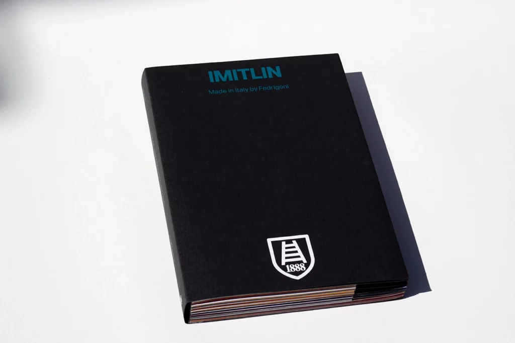 Nuancier de papier de création de la gamme Imitlin de chez Fedrigoni, papiers embossés