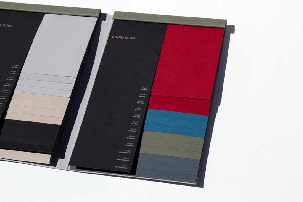 Nuancier de papier de création de la gamme Shiro Echo de chez Favini, deux blancs, trois couleurs et quatre teintes profondes