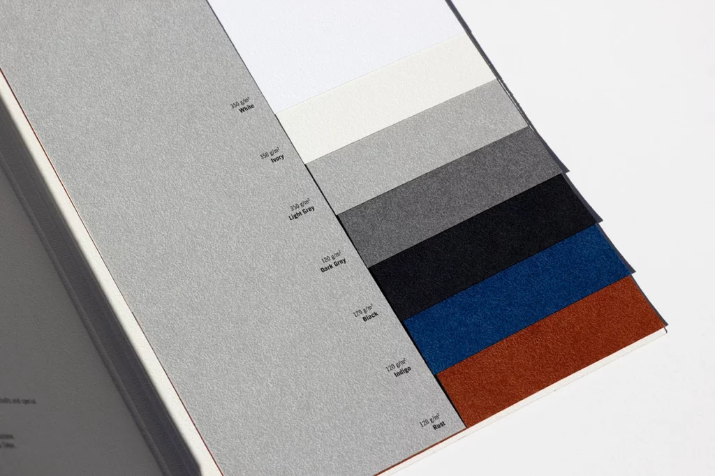 Nuancier de papier de création de la gamme Tokyo de chez Favini, texture gaufrée et palette de sept couleurs