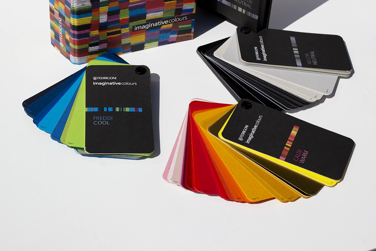 Nuancier Imaginative Colours de chez Fedrigoni, quatre coffrets classés par nuances chaudes, froides et neutres, total de 262 références