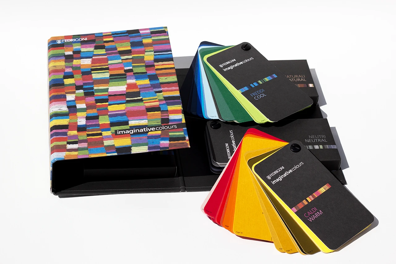 Nuancier Imaginative Colours de chez Fedrigoni, quatre coffrets classés par nuances chaudes, froides et neutres, total de 262 références, bis