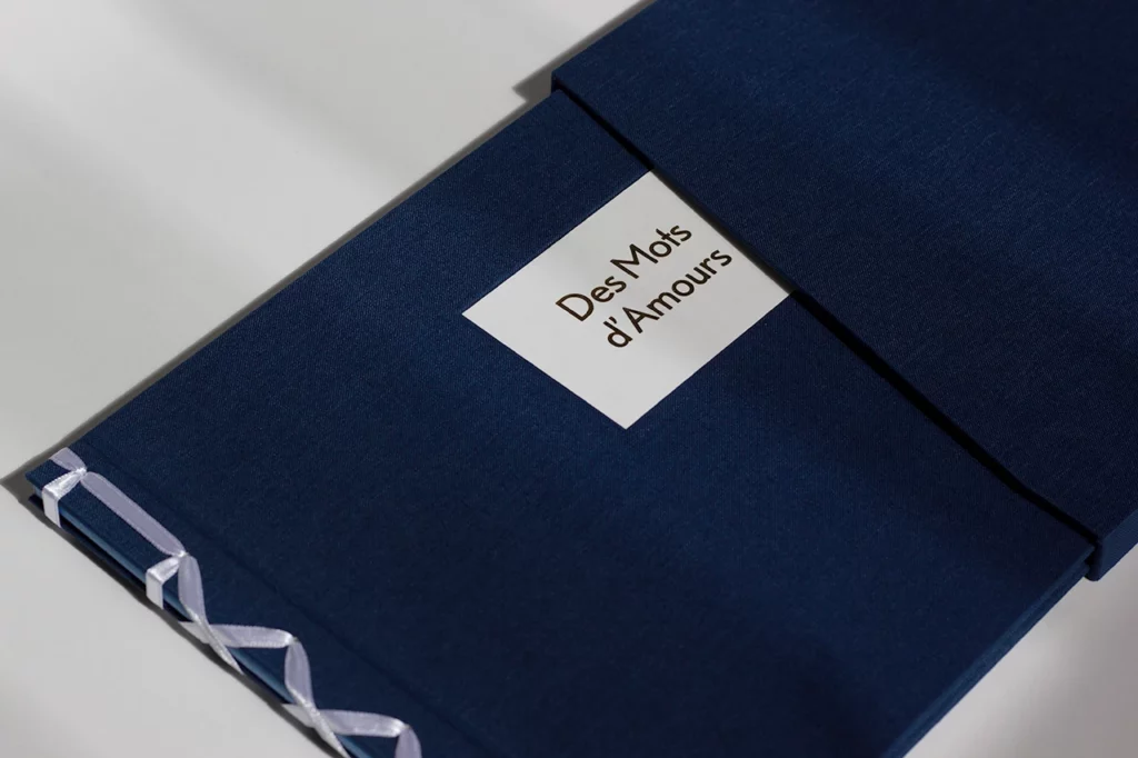 Livre d’or de mariage en reliure japonaise, ruban satiné blanc, toiles bleu marine et bleu clair, avec cuvette pour titrage en dorure à chaud — Atelier Forme contre forme, Bordeaux.
