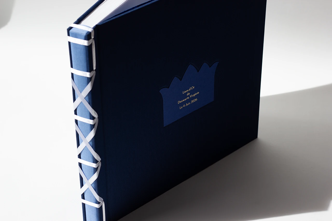 Livre d’or avec motif en croix de reliure japonaise au ruban satiné blanc — Atelier Forme contre forme, Bordeaux.