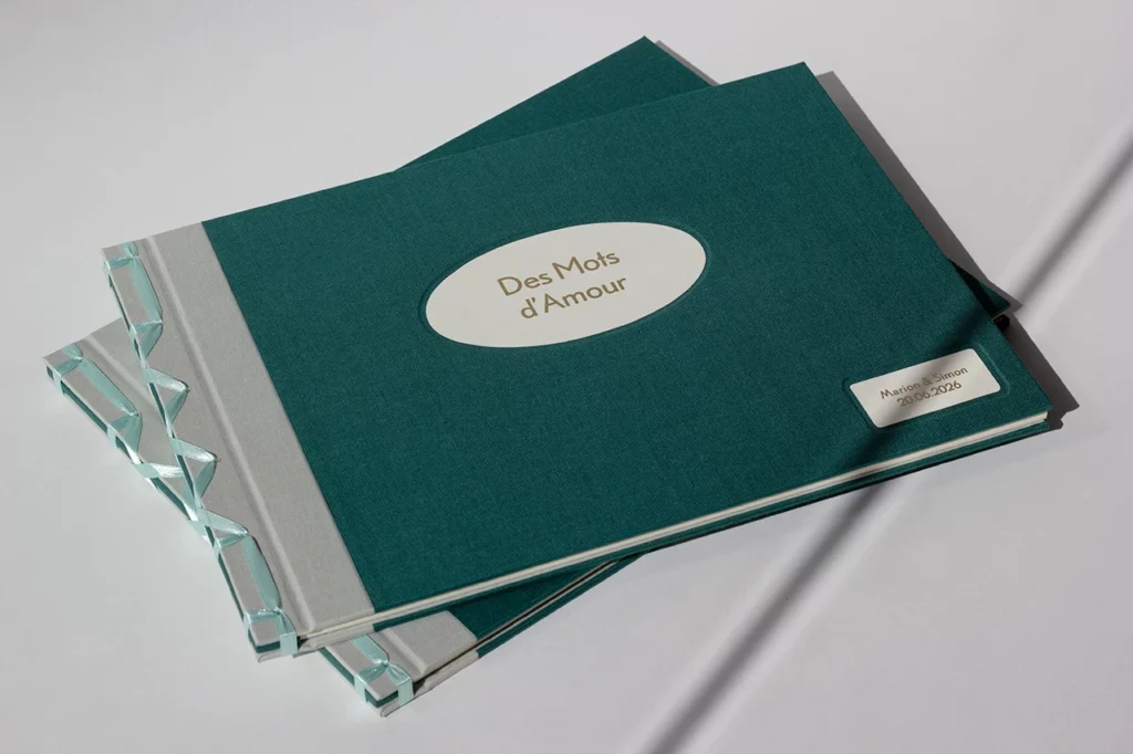 Livre d’or de mariage en reliure japonaise, ruban satiné vert d’eau, toiles de reliure vert foncé et grise — Atelier Forme contre forme, Bordeaux.