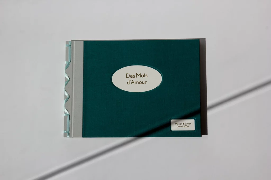 Livre d’or mariage personnalisé en reliure japonaise, ruban satiné vert d’eau, couverture en toiles vert foncé et grise avec mors gris — Atelier Forme contre forme, Bordeaux.