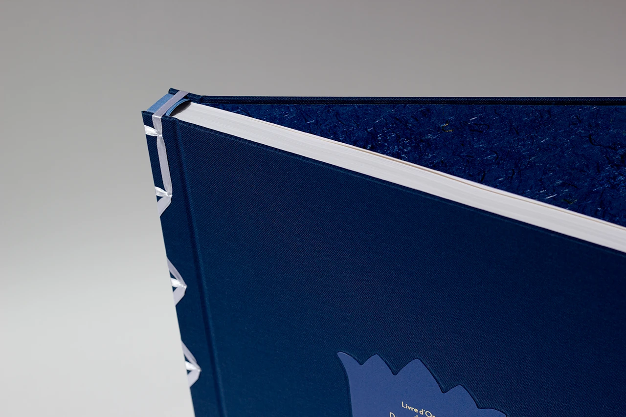 Livre d’or en reliure japonaise avec pages de garde en papier népalais Lokta bleu — Atelier Forme contre forme, Bordeaux.