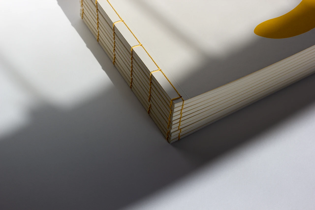 Reliure japonaise Yotsume-toji cousue au fil de lin jaune moutarde, édition de 10 exemplaires sur mesure — Atelier Forme contre forme, Bordeaux.