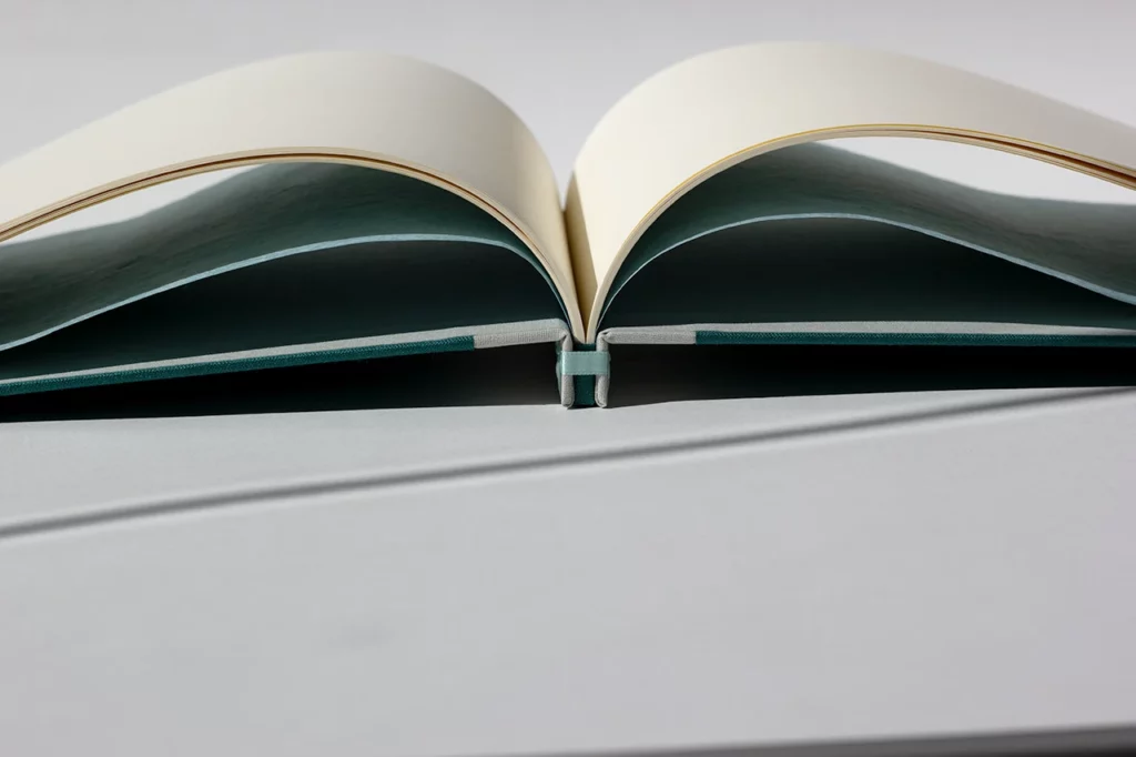 Vue d’ensemble du livre d’or personnalisé ouvert, montrant l’amplitude d’ouverture d’une reliure japonaise — Atelier Forme contre forme, Bordeaux.