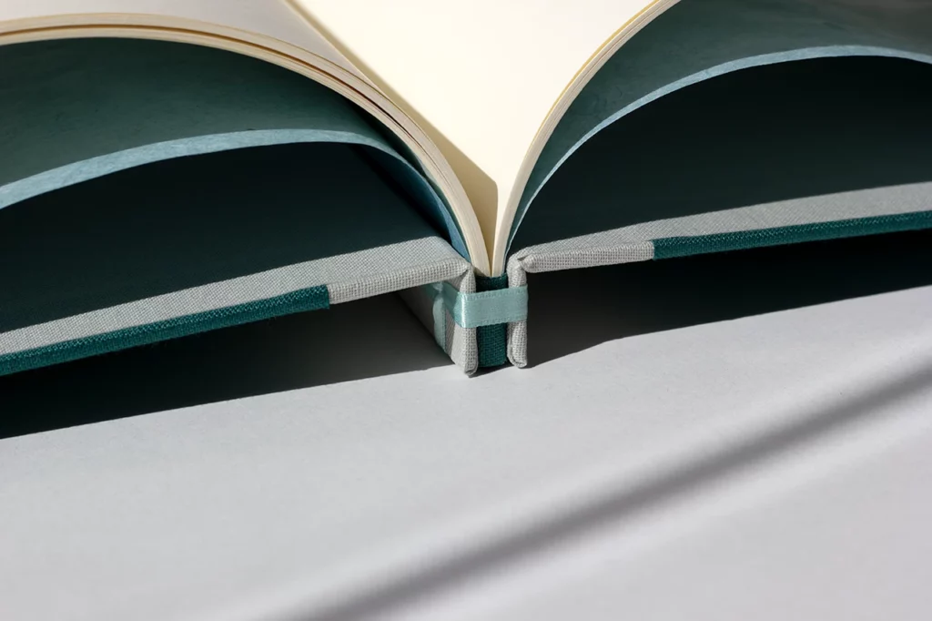 Zoom sur la structure du livre d’or ouvert, illustrant l’amplitude d’ouverture d’une reliure japonaise — Atelier Forme contre forme, Bordeaux.