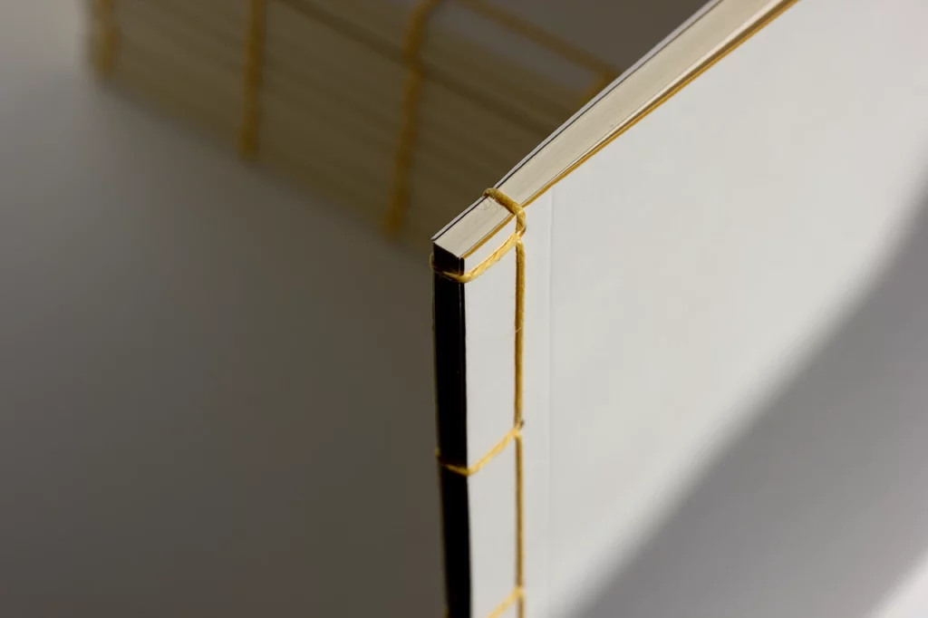 Zoom sur le haut de la reliure japonaise Yotsume-toji — Atelier Forme contre forme, Bordeaux.