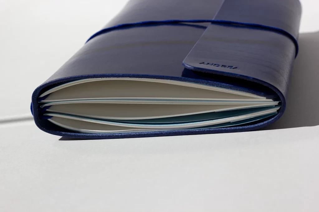 Carnet de voyage en cuir italien pleine fleur, couleur cobalt, avec trois carnets rechargeables — Atelier Forme contre forme, Bordeaux.