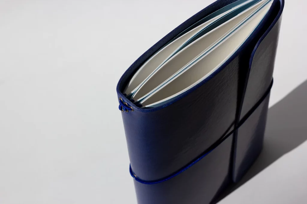 Carnet de voyage en cuir italien pleine fleur, couleur cobalt, avec trois carnets rechargeables — Atelier Forme contre forme, Bordeaux.