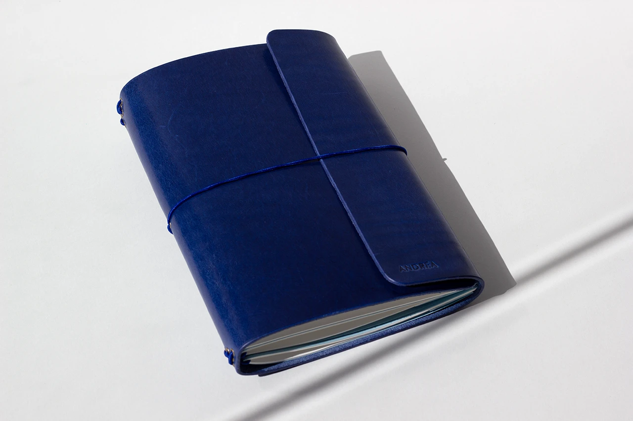 Carnet de voyage en cuir italien pleine fleur, couleur cobalt, tannage végétal et fermeture par élastique rond bleu — Atelier Forme contre forme, Bordeaux.