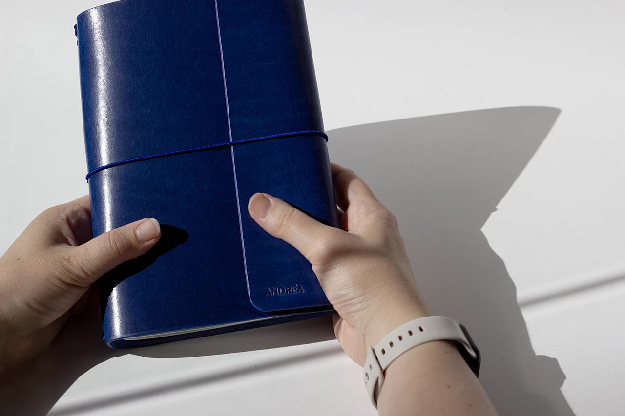 Carnet de voyage en cuir sur mesure avec couverture en cuir italien pleine fleur, couleur cobalt, tannage végétal et fermeture par élastique rond bleu — Atelier Forme contre forme, Bordeaux.
