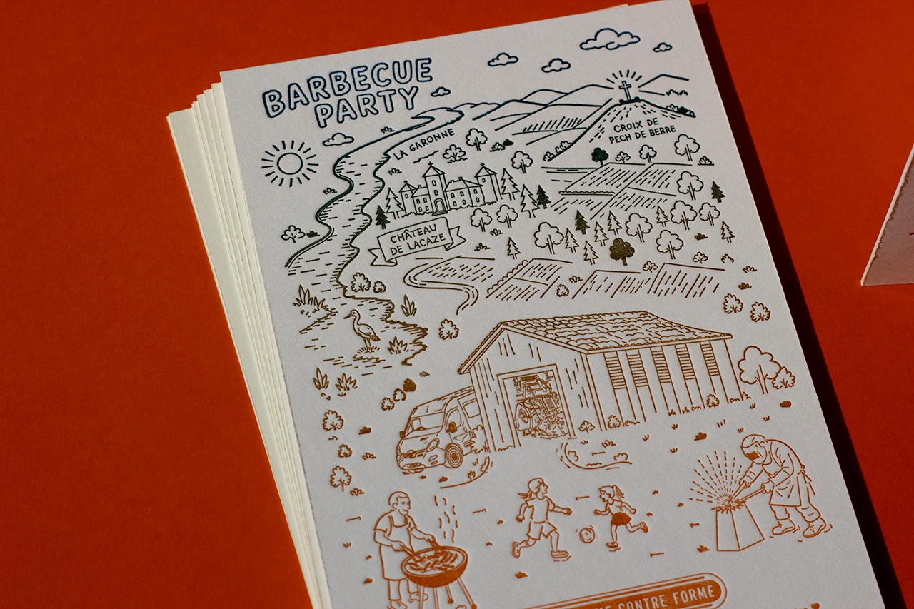 Carte illustrée cartographie fantasy en letterpress, avec une fontaine de couleurs bleu, rouge et orange sur papier Gmund Cotton Max White 600 g/m² — Atelier Forme contre forme, Bordeaux.