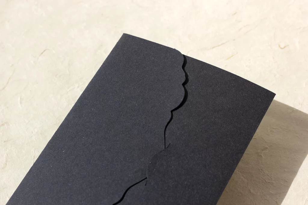 Création originale d'une enveloppe à pochette, modèle Folio, papier Fedrigoni Materica Ardesia et sublimée par une dorure à chaud — Atelier Forme contre forme, Bordeaux.