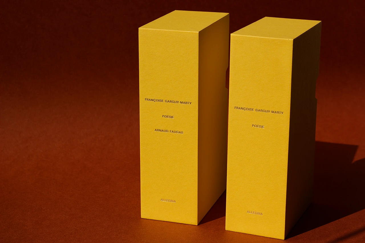 Deux fourreaux rigides avec dorure à chaud pour les livres de poésie de Françoise Garguy-Marty, illustrés par Arnaud Faugas — Atelier Forme contre forme, Bordeaux.