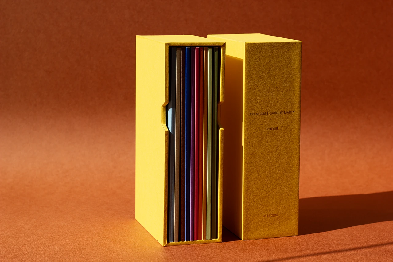 Deux fourreaux rigides sur mesure avec dorure à chaud pour conserver dix livres de poésie des éditions Allegria — Atelier Forme contre forme, Bordeaux.
