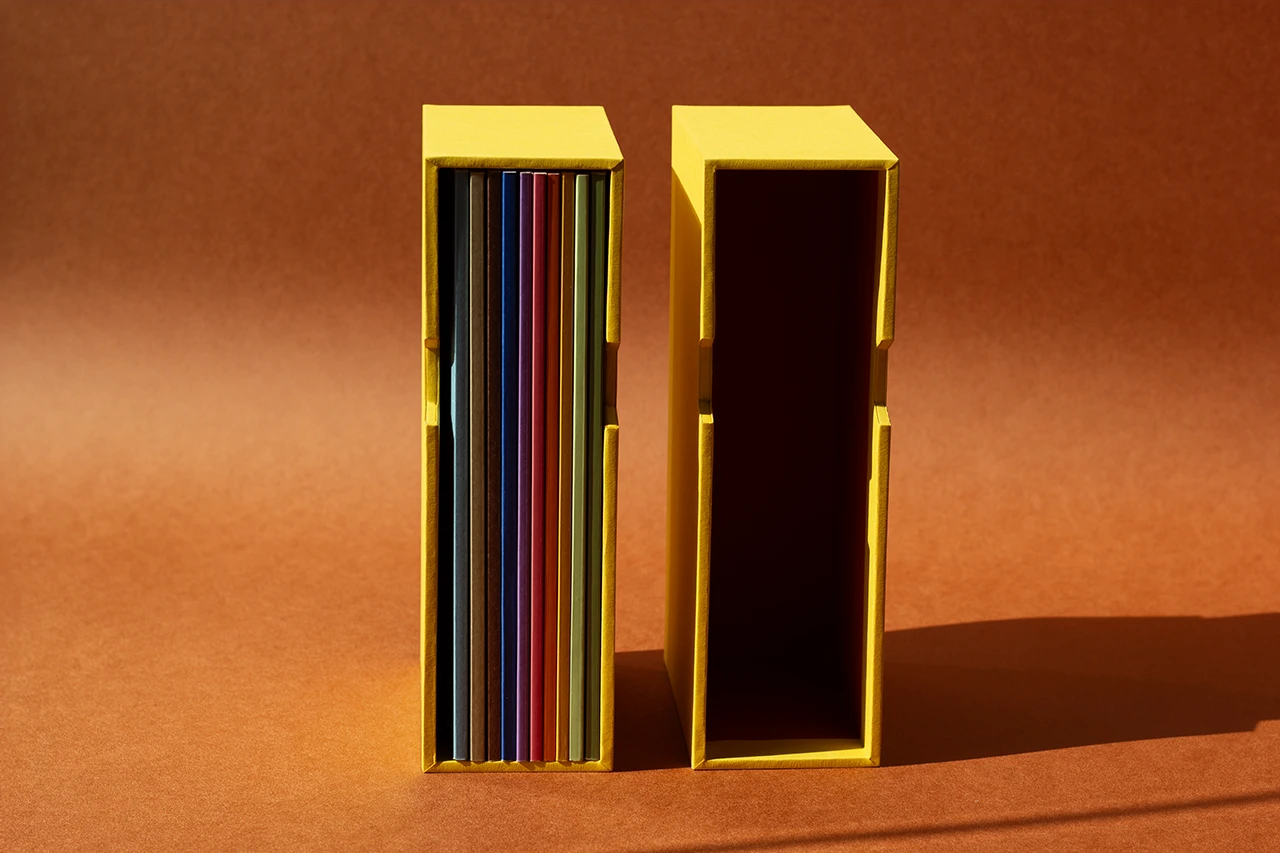 Deux fourreaux rigides sur mesure avec encoches de préhension pour dix livres de poésie des éditions Allegria — Atelier Forme contre forme, Bordeaux.