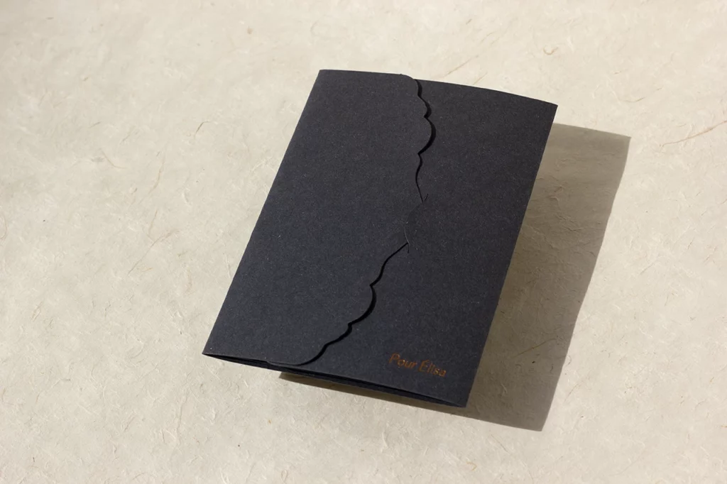 Enveloppe à pochette, modèle Folio, une création originale réalisée en papier Fedrigoni Materica Ardesia avec une dorure à chaud — Atelier Forme contre forme, Bordeaux.