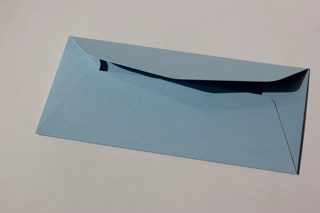 Enveloppe sur mesure C5/C6 en papier de création Fedrigoni Sirio Color Celeste 210 g/m² — Atelier Forme contre forme, Bordeaux.