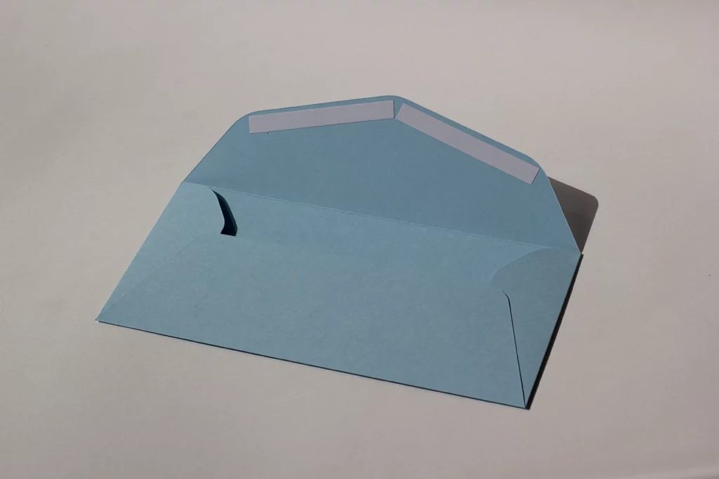Enveloppe sur mesure C5/C6 en papier de création Fedrigoni Sirio Color Celeste 210 g/m², fermeture par bande autocollante avec strip de protection — Atelier Forme contre forme, Bordeaux.