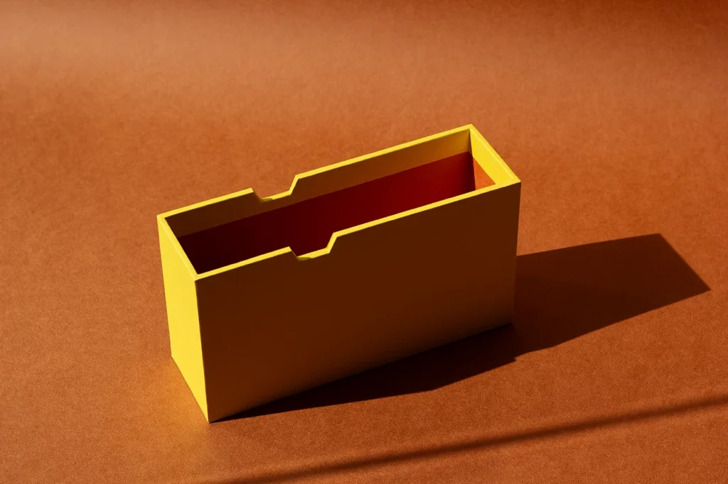 Fourreau rigide sur mesure avec encoches de préhension, papier Fedrigoni Materica Terra Gialla et Terra Rossa — Atelier Forme contre forme, Bordeaux.