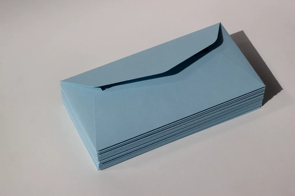Lot d’enveloppes personnalisées C5/C6 en papier de création Fedrigoni Sirio Color Celeste 210 g/m² pour papier à en-tête personnalisé — Atelier Forme contre forme, Bordeaux.