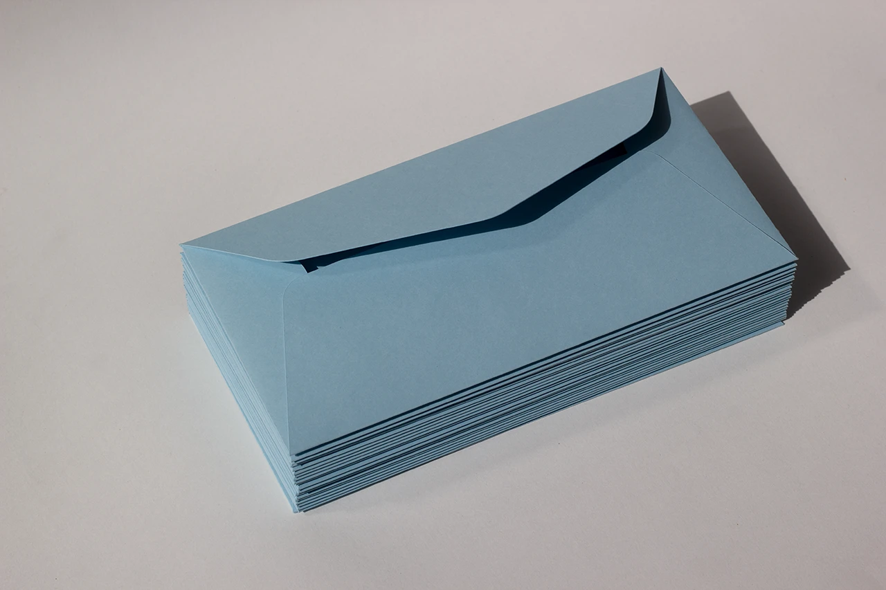 Lot d’enveloppes personnalisées C5/C6 en papier de création Fedrigoni Sirio Color Celeste 210 g/m² pour papier à en-tête personnalisé — Atelier Forme contre forme, Bordeaux.