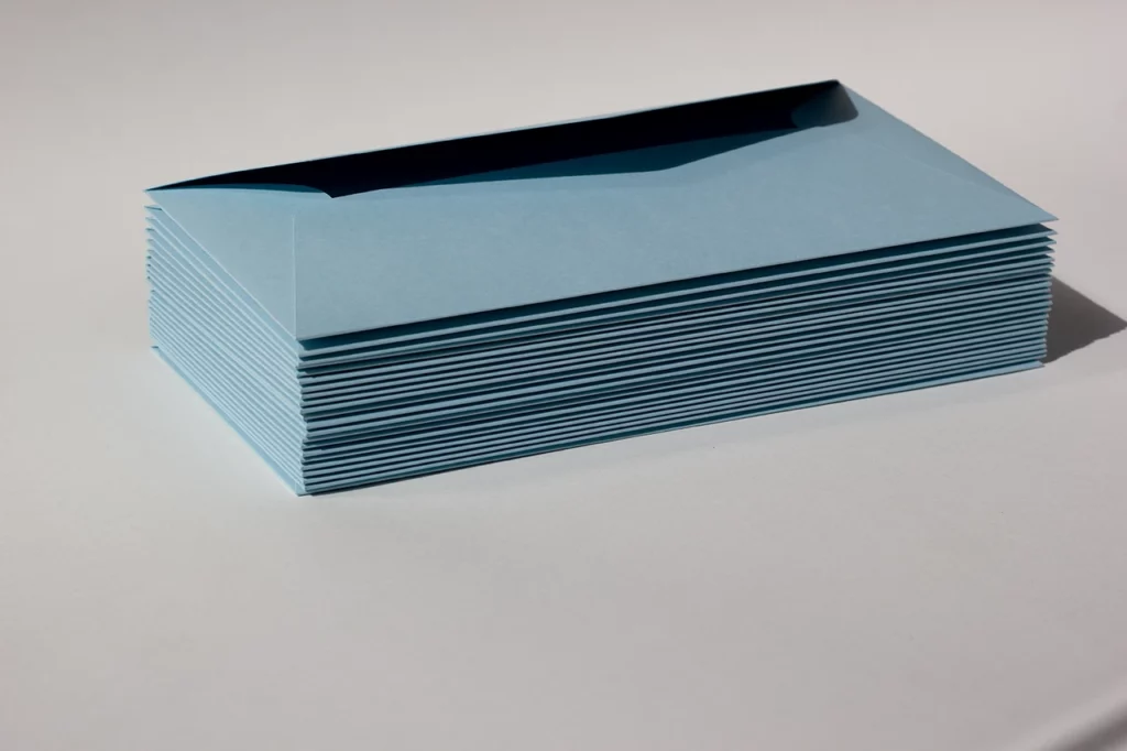 Lot d’enveloppes sur mesure C5/C6 en papier de création Fedrigoni Sirio Color Celeste 210 g/m² — Atelier Forme contre forme, Bordeaux.