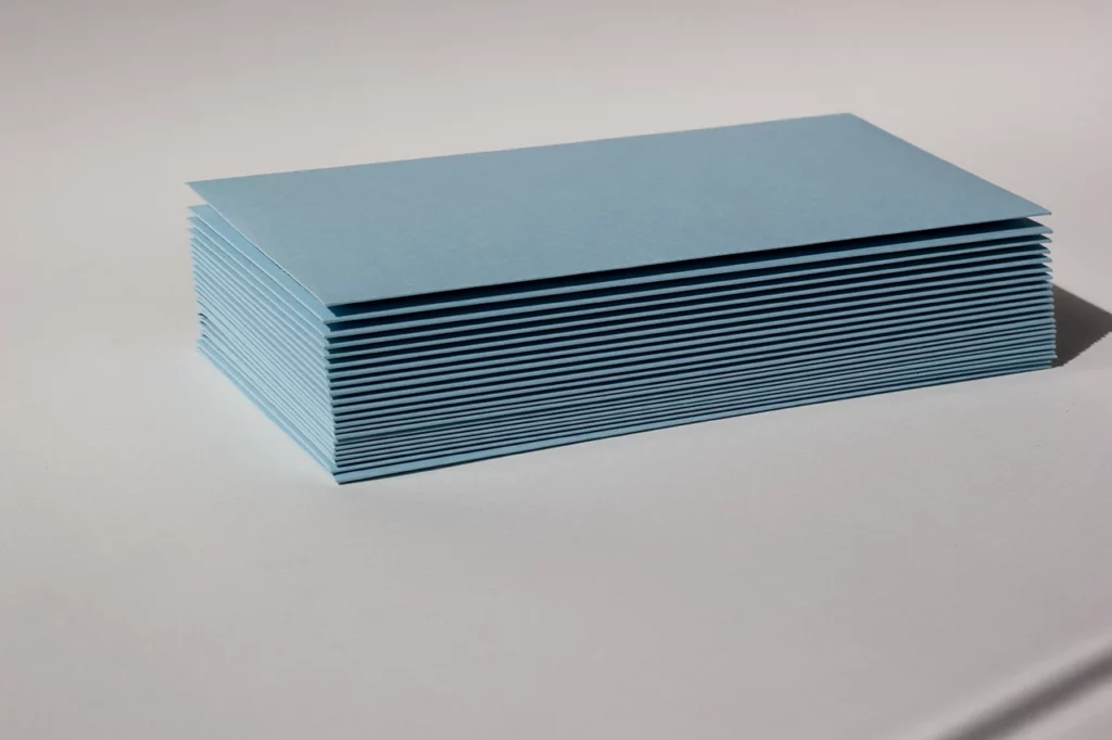 Lot d’enveloppes sur mesure en papier de création Fedrigoni Sirio Color Celeste 210 g/m², réalisé pour une commande personnalisée — Atelier Forme contre forme, Bordeaux.