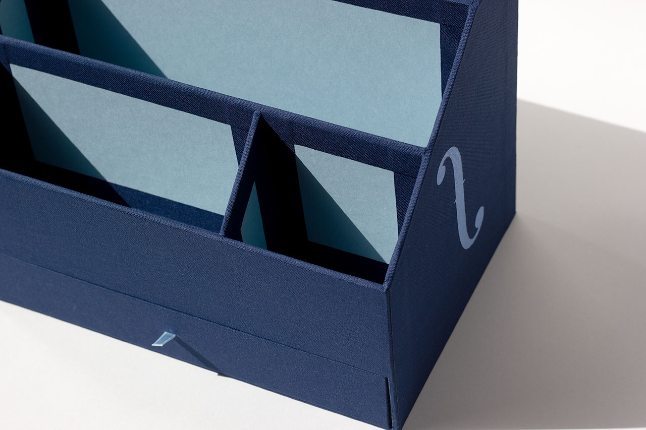 Organiseur de bureau sur mesure en toile du Marais bleu marine, marqueterie de toile bleu ciel et intérieur Fedrigoni Celeste — Atelier Forme contre forme, Bordeaux.