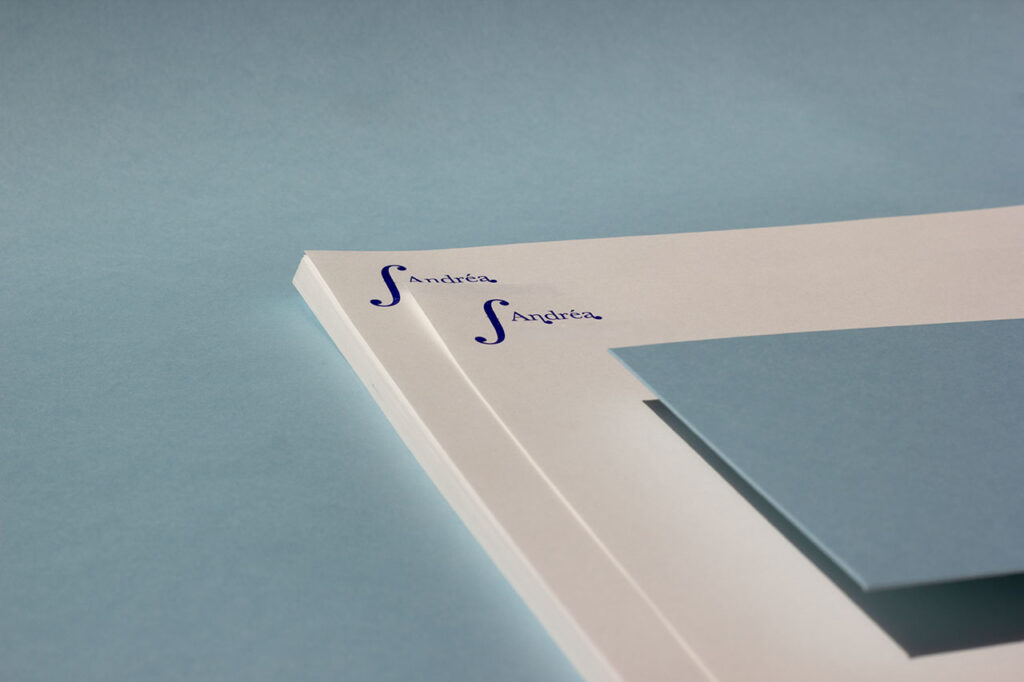 Papeterie fine avec papier à en-tête sur mesure et enveloppe, papiers Fedrigoni Arena Natural Smooth et Sirio Color Celeste — Atelier Forme contre forme, Bordeaux.