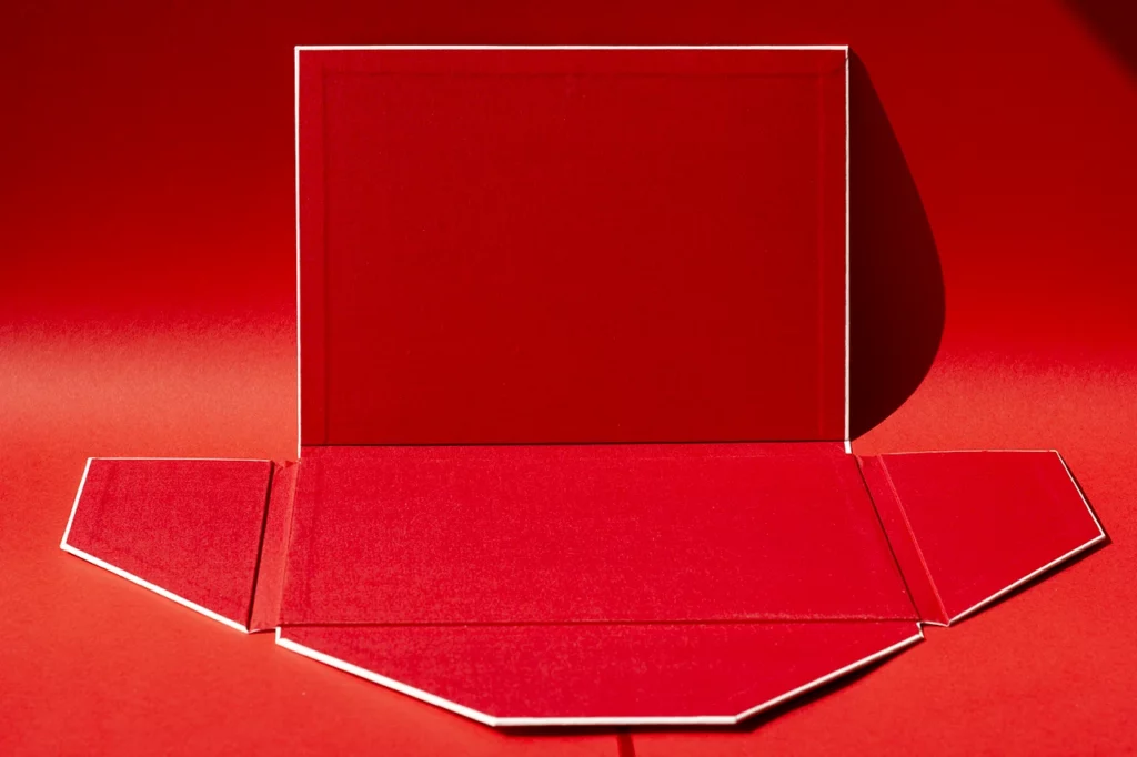 Portefeuille à quatre rabats conçu pour la protection et la conservation d'une édition, en toile de reliure du Marais Nude et rouge — Atelier Forme contre forme, Bordeaux.