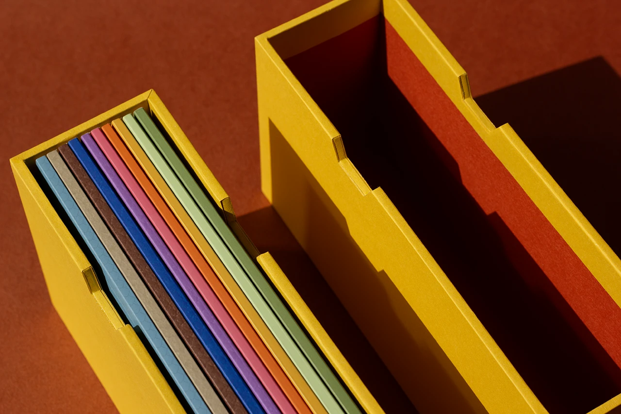 Zoom sur deux fourreaux rigides sur mesure avec encoches de préhension, papier Fedrigoni Materica Terra Gialla et Terra Rossa — Atelier Forme contre forme, Bordeaux.