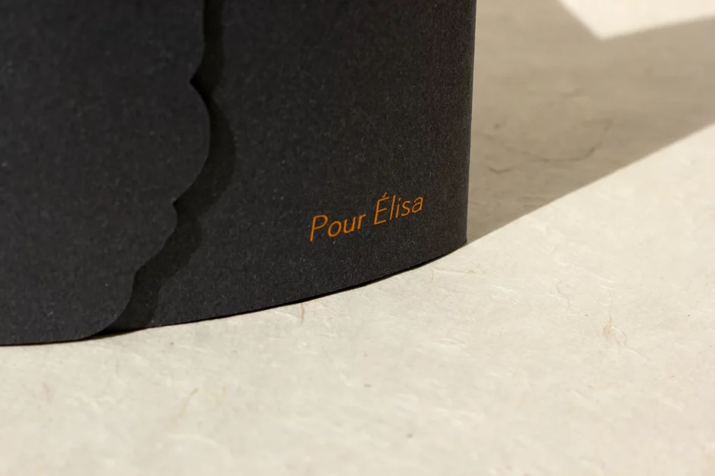 Zoom sur la dorure à chaud cuivrée d'une enveloppe à pochette, modèle Folio, réalisée sur mesure en papier Fedrigoni Materica Ardesia — Atelier Forme contre forme, Bordeaux.
