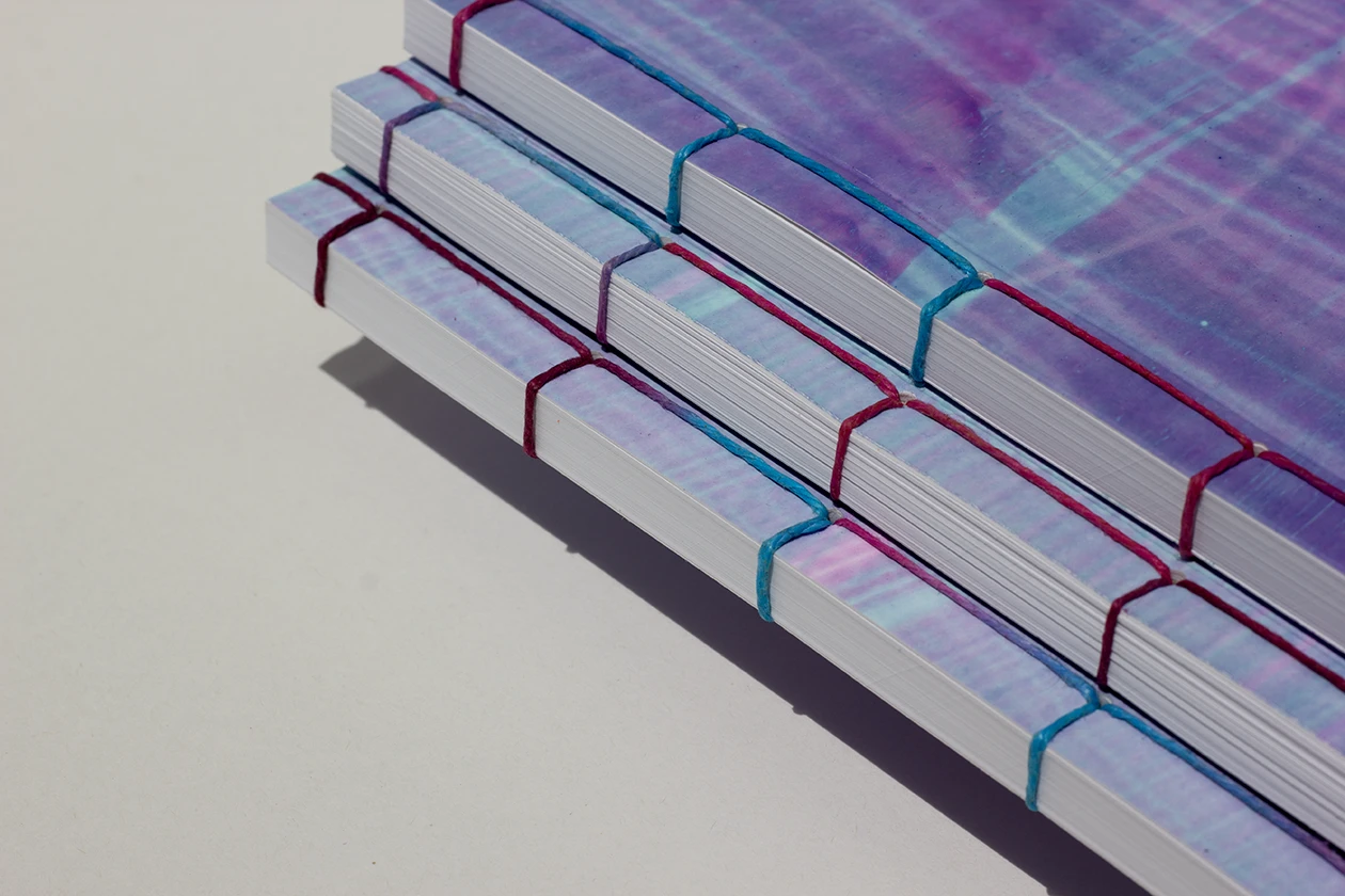 Fils de lin ciré teints artisanalement en dégradé rouge, rose et bleu pour le livre d’artiste de Damien Auriault — Atelier Forme contre forme, Bordeaux.