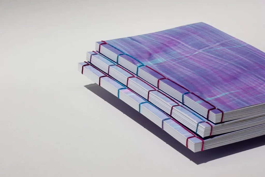 Livre d’artiste « Laisser faire apparaître » de Damien Auriault en reliure japonaise Yotsume-toji, cousue au fil de lin ciré teint — Atelier Forme contre forme, Bordeaux.